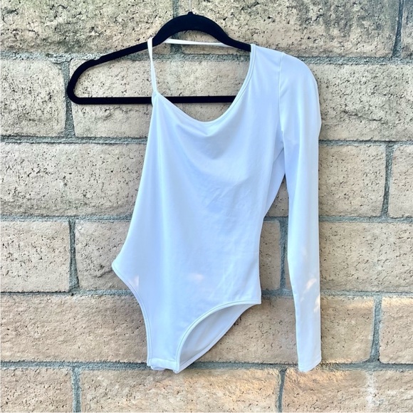 superdown Tops - Superdown Revolve One Sleeve Long Sleeve White Bodysuit Size Small